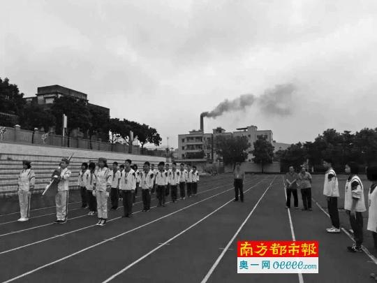 星空网（中国）黑烟突袭中学 东莞橡塑公司称或为雾霾