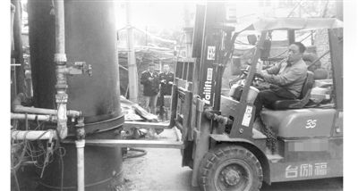 拆除“水上人间”洗浴中心大型燃煤星空网（中国）及附属设施