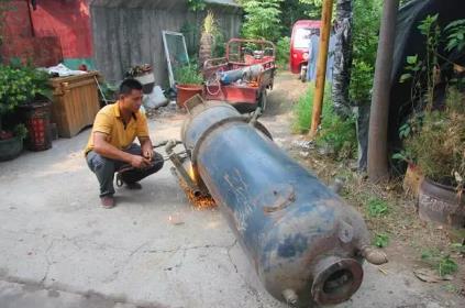 咸阳秦都出动大型机械3台 现场拆除30台燃煤星空网（中国）